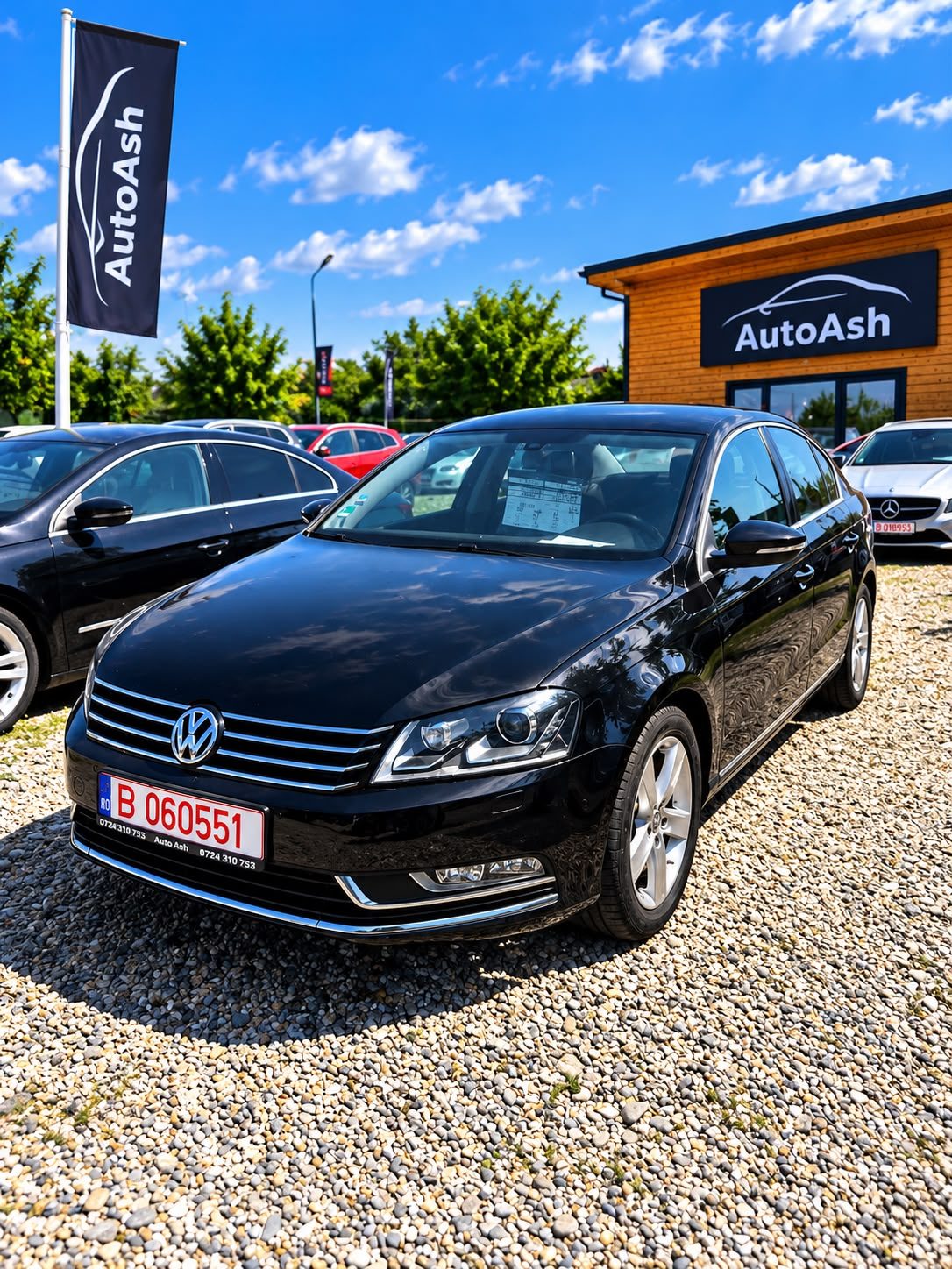 Volkswagen Passat B7 negru în parcul AUTOASH din Buftea, lângă steagul cu sigla